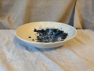 White low bowl with a splash glaze detail